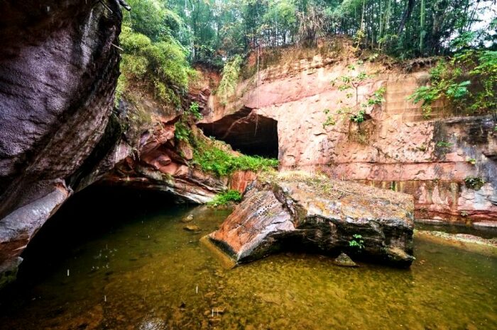 Всего на площади 1 кв. километр было обнаружено 24 рукотворных пещеры, эстетика которых приводит в замешательство исследователей (Longyou Caves, Китай). | Фото: ancient-origins.ne.
