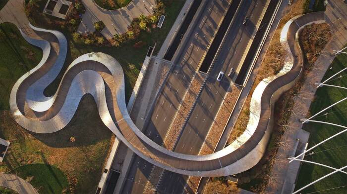 Пешеходный мост BP стал умопомрачительной инновационной достопримечательностью парка Миллениум, открывшегося в 2004 году (Чикаго, США). | Фото: kolllak.livejournal.com.
