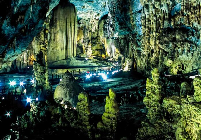 Phong Nha – колоссальная пещера, являющаяся одной из самых таинственных достопримечательностей Вьетнама. | Фото: thomastravelvietnam.com.