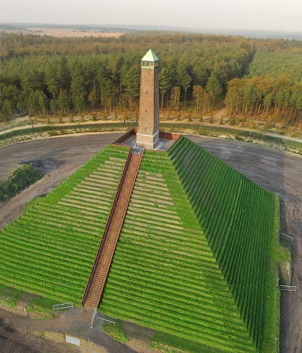 Каменный обелиск на вершине пирамиды появился в 1894 г. и сохранился по сей день (Pyramid of Austerlitz, Нидерланды). | Фото: landgoedzonheuvel.nl.