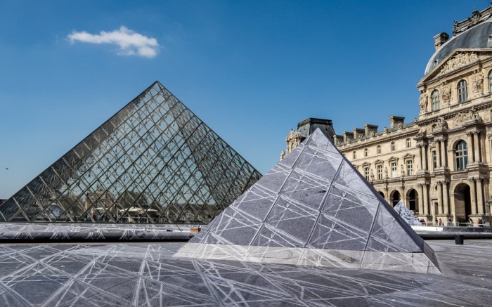 Стеклянная Пирамида Лувра – современная достопримечательность старинного музея (Париж, Франция).