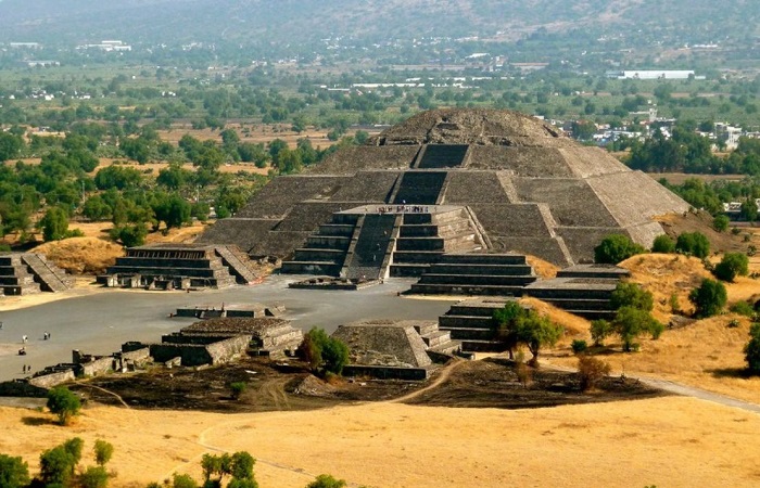Пирамида Солнца была построена в городе Теотиуакан в начале I века нашей эры (Мексика). | Фото: lastwordonnothing.com.