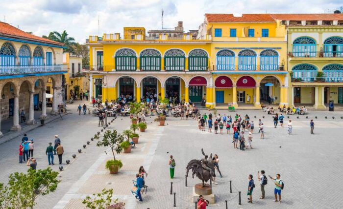 Городская площадь Пласа-Вьеха в Старой Гаване служила рынком и плацом для муштры солдат (построена испанцами в колониальном средиземноморском стиле). | Фото: diariodecuba.com.