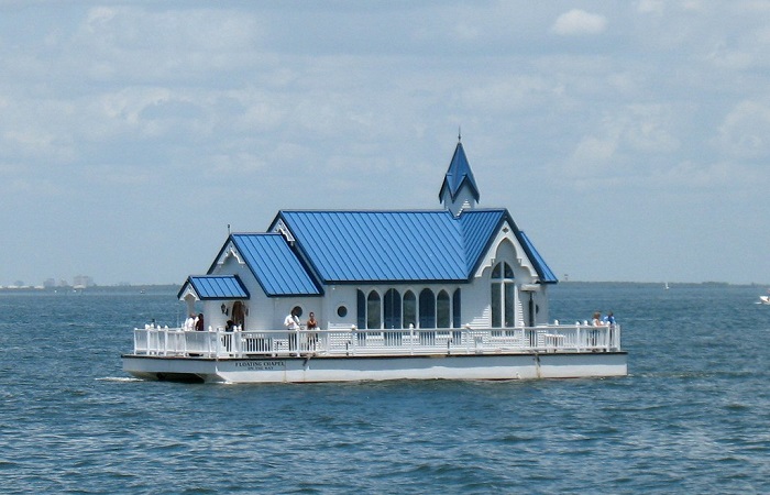 Единственную в Америке плавучую часовню превратили в романтичный гостевой дом (Chapel on the Bay, Флорида). | Фото: autoevolution.com.