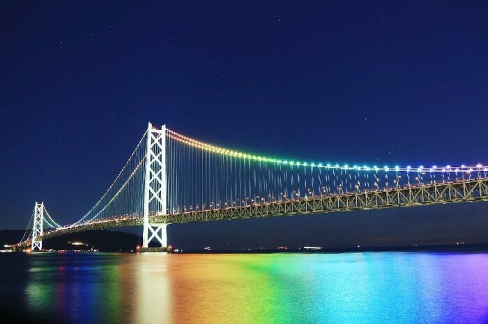 Несколько тысяч разноцветных фонарей в ночное время, создают захватывающее световое шоу, которое можно наблюдать издалека (Akashi Kaikyo Bridge, Япония). | Фото: roadtraffic-technology.com. 