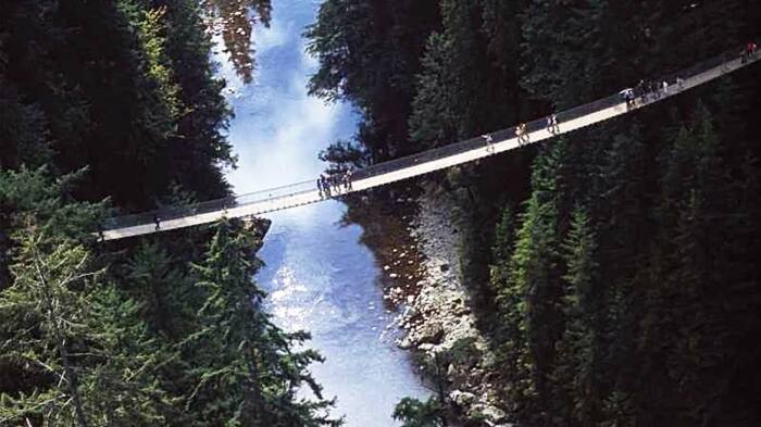 Подвесной мост Капилано позволяет попасть в чащу дикого леса на уровне верхушек многовековых сосен и канадского красного кедра (Ванкувер, Канада). | Фото: thathipsterlife.com.