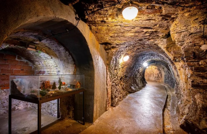 Начиная с 1990-х гг. подземелья открыты для посещений, при этом некоторые участки являются выставочными пространствами для экспозиций Исторического музея города (Jihlavské podzemí, Чехия). | Фото: masterok.livejournal.com.