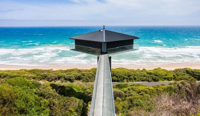 Pole House «завис» над пляжем Фэрхейвен на высоте 40 метров (Австралия). | Фото: architecturaldigest.com.