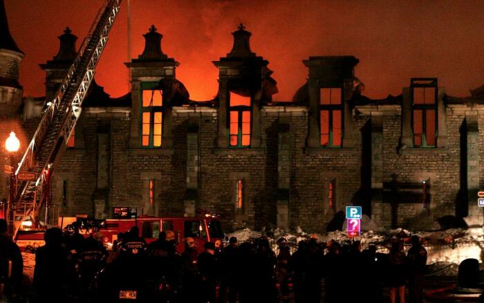 4 марта 2008 г. произошло трагическое событие, огонь уничтожил всю внутреннюю часть исторического объекта (Voltigeurs de Quebec Armoury, Канада). | Фото: lapresse.ca.