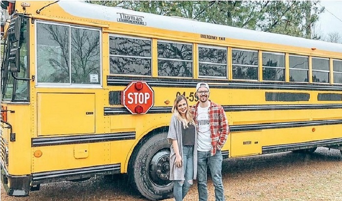 Списанный школьный автобус вдохновил парочку влюбленных Чейза и Мариахосе на кочевую жизнь вне сети (США). | Фото: tinyhouseswoon.com.