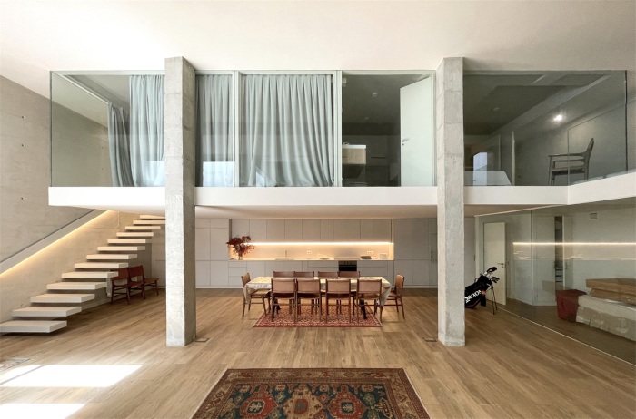 Высота потолка позволила разбить часть пространства на два уровня (Bodega Vespucci Loft, Испания). | Фото: frame-architects.com.