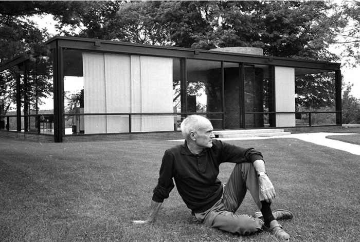 Американский архитектор Филип Джонсон на фоне культовой резиденции «Стеклянный дом». | Фото: panditvinoddave.com.