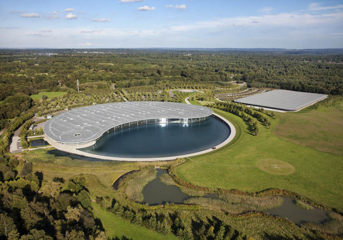 Норман Фостер, спроектировавший штаб-квартиру McLaren, мастерски замаскировал гигантский промышленный комплекс в живописном ландшафте. | Фото: queen-of-motorsport.ru.