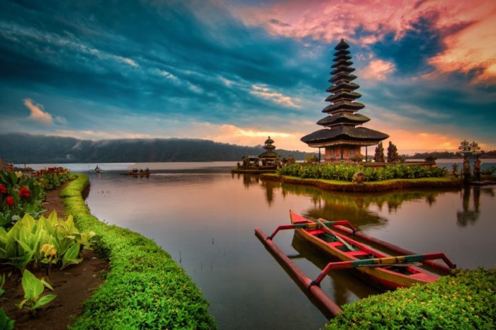 Потрясающие пейзажи и очарование красивейших сооружений, способны вызывать восторг и благоговение (Pura Ulun Danu Beratan, о-в Бали). | Фото: fineartamerica.com.