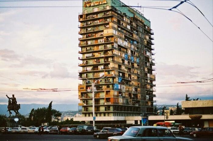 В 1993 г. в гостиницу «Иверия», рассчитанную на 500 постояльцев, было заселено около 1 тыс. беженцев (Тбилиси, Грузия). | Фото: foto-history.livejournal.com.
