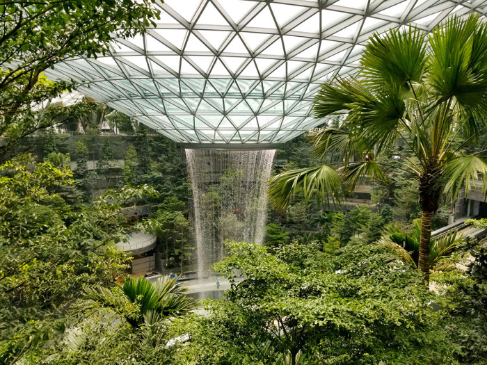 Под куполом аэропорта можно насладиться красотой экзотических растений и прохладой от рукотворного водопада (Rain Vortex, Jewel Changi Airport). | Фото: architime.ru.