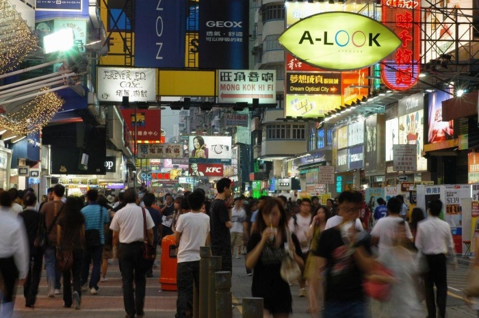 Монг-Кок был внесен в Книгу рекордов Гиннесса, как самый густонаселенный район мира (Гонконг). | Фото: laughtraveleat.com.
