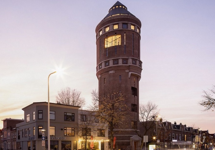 Обновления исторического памятника архитектуры заметны лишь по увеличению количества окон и их размера, а также по новой крыше (Amsterdamsestraatweg Water Tower, Утрехт). | Фото: commons.wikimedia.org.