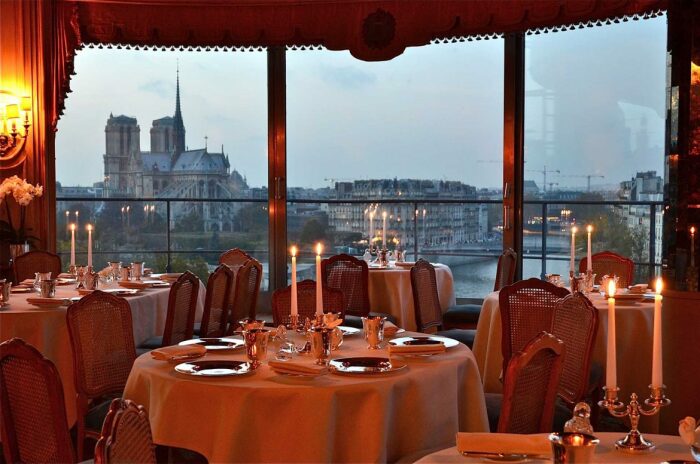 Благодаря расширению, произведенному в 1936 году, с шестого этажа ресторана La Tour d'Argent открывается потрясающий вид на исторический центр (Париж, Франция). | Фото: interiordesignshop.net.