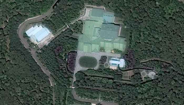 Резиденция Рёнсон в окрестностях Пхеньяна охраняется так, что более подробного снимка сделать никому не удастся (Северная Корея). | Фото: stomp.straitstimes.com.