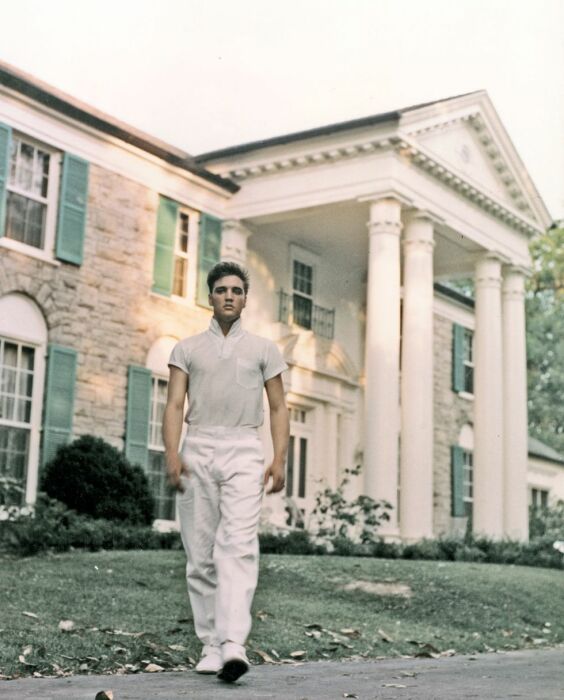 Король рок-н-ролла Элвис Пресли на кровно заработанные купил поместье с особняком, когда ему было всего 22 года (Graceland, Мемфис). | Фото: chance4traveller.com.