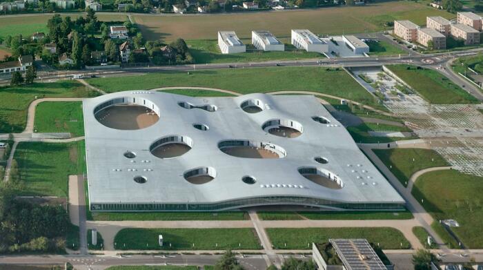 Кампус Rolex Learning Centre Федеральной политехнической школы Лозанны находится на берегу озера Леман, откуда открывается прекрасный вид на Альпы (Швейцария). | Фото: arquitecturaviva.com.