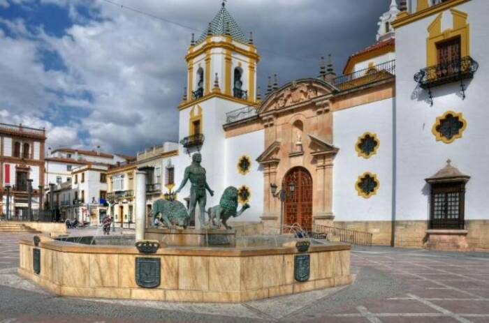 Городская площадь Сокорро перед одноименной церковью (Ронда, Испания). | фото: traveller-eu.ru.