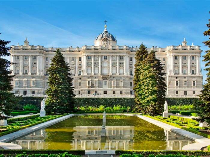 Монументальность и великолепие нашли свое отражение в формах Королевского дворца в Мадриде (Испания). | Фото: orangesmile.com.