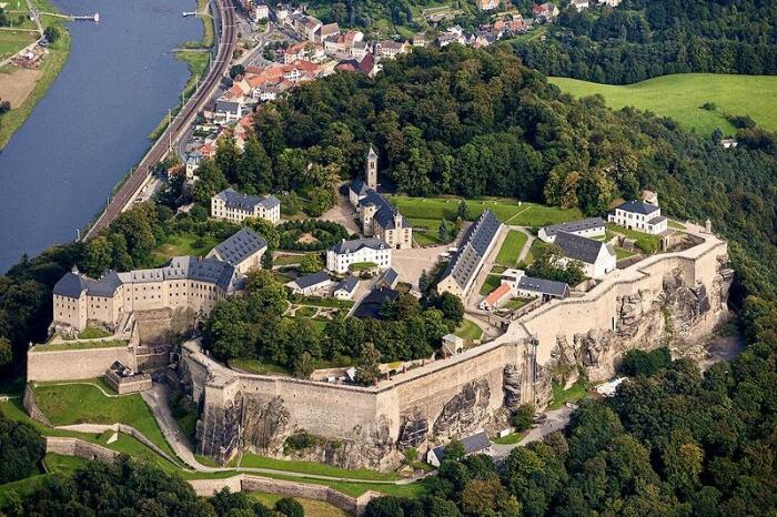 Крепость Кёнигштайн в окружении Национального парка Sächsische Schweiz. | Фото: eurocampings.co.uk.