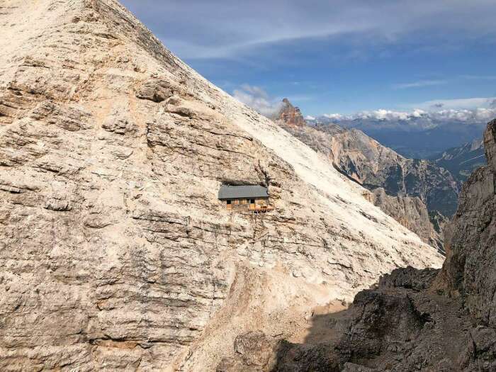 Неожиданный сюрприз в виде хижины, встроенной в скалу, ждет экстремалов, добравшихся до вершины перевала Forcella Marmarole (Италия). | Фото: theepochtimes.com.