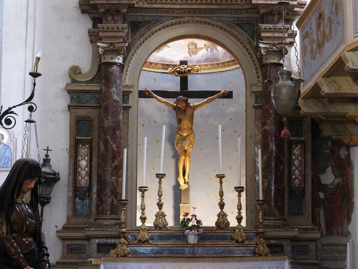 По сей день, в Страстную пятницу образ Иисуса снимают с распятия, для участия в трогательной церемонии (Чивита-ди-Баньореджо, Италия). | Фото: iluoghidelsilenzio.it.