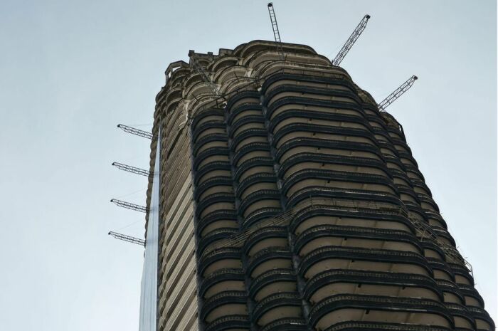 В 1997 году, нагрянувший кризис навсегда остановил работу башенных кранов, которые также как и высотка, застыли навсегда (Sathorn Unique Tower, Бангкок). | Фото: tastythailand.com.