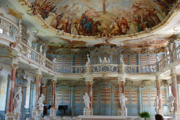 Убранство библиотеки отличается сюжетными линиями фресок и более нежными тонами, выбранными для оформления зала и балкона (Bad Schussenried Kloster, Германия). | Фото: wikimedioc.com.