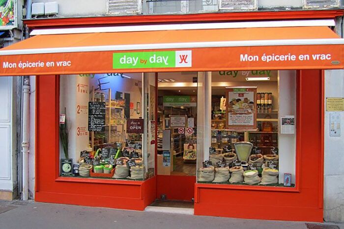 Колоритные витрины французских магазинов сети Day by Day вызывают ностальгию у тех, кто родом из Советского Союза. | Фото: daybyday-shop.com.