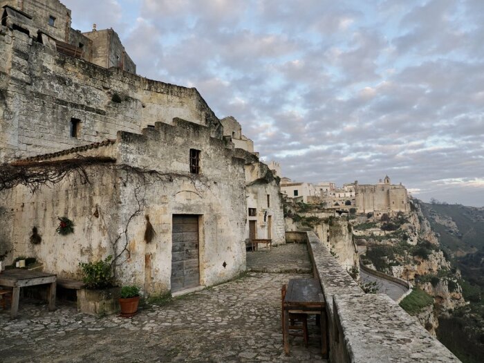 Пещерные кварталы Сасси превращены в атмосферный отельный комплекс (Sextantio Le Grotte della Civita, Италия). | Фото: sextantio.it.