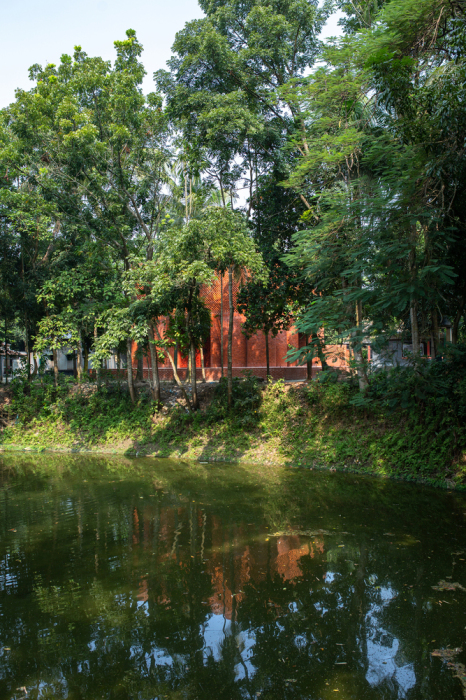 Архитекторы приложили максимум усилий, чтобы усыпальница органично вписалась в сад (Маникгандж, Бангладеш). | Фото: archidiaries.com.