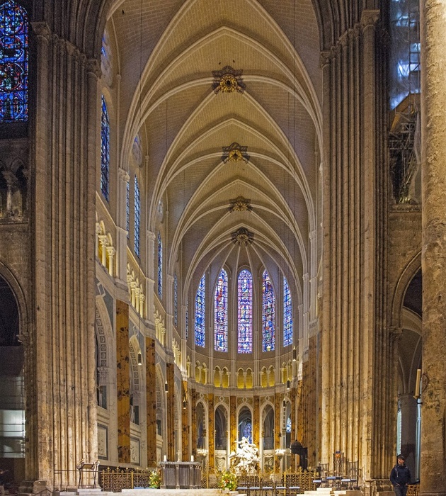 Ребристые своды и внедрение аркбутанов позволило создать высокие пролеты в главных залах соборов (Chartres Cathedral). | Фото: carmelist.livejournal.com.