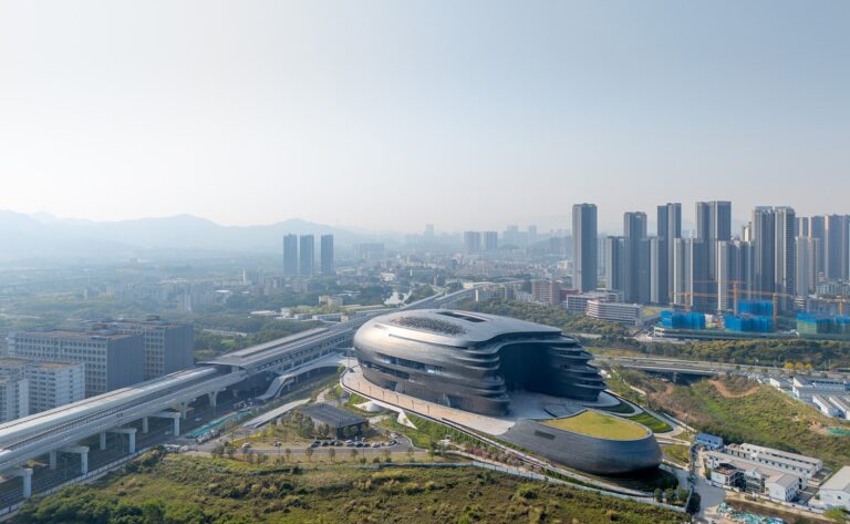 Футуристический комплекс Шэньчжэньского музея науки органично вписывается в ландшафт Научного парка (Китай). Футуристический комплекс Шэньчжэньского музея науки органично вписывается в ландшафт Научного парка (Китай).