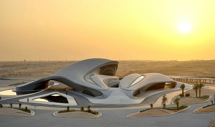 Футуристический дизайн штаб-квартиры компании BEEAH Group стал результатом параметрического проектирования, который предпочитают специалисты архбюро Zaha Hadid Architects (Sharjah, ОАЭ). | Фото: arabianbusiness.com.