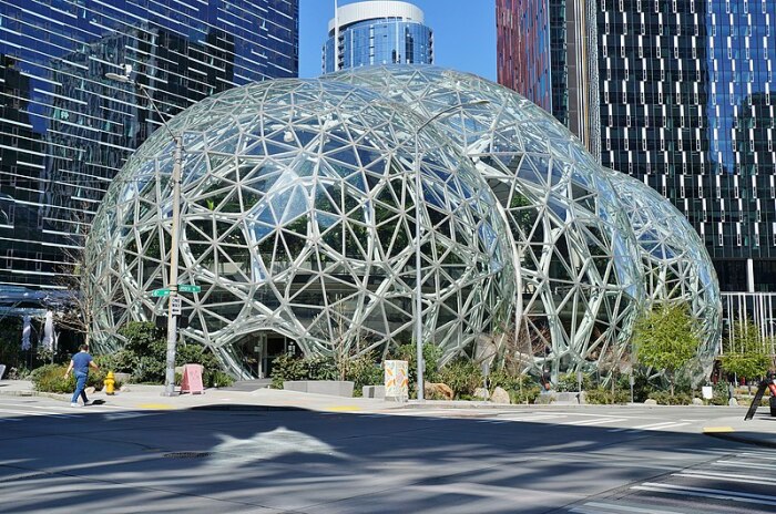  Новая штаб-квартира гигантской торговой площадки Amazon – это композиция из трех стеклянных куполов, органично соединяющаяся с существующей архитектурой Сиэтла (The Spheres Amazon, США). | Фото: architectmagazine.com.