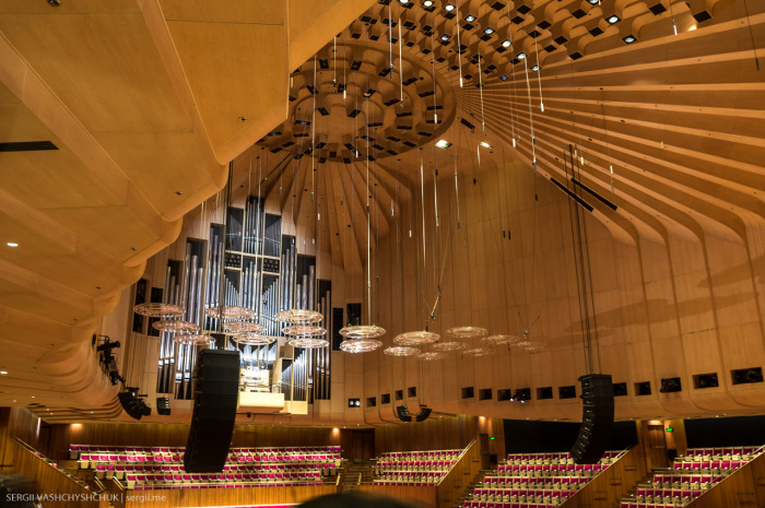 Главный концертный зал вмещает 2,7 тыс. зрителей, также в нем находится самый большой в мире механический (Sydney Opera House, Австралия).
