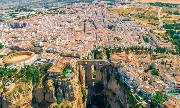 Ронда – красивейший скальный город в Испании с впечатляющими историческими архитектурными шедеврами и потрясающими видами (Испания). | Фото: saltinourhair.com.