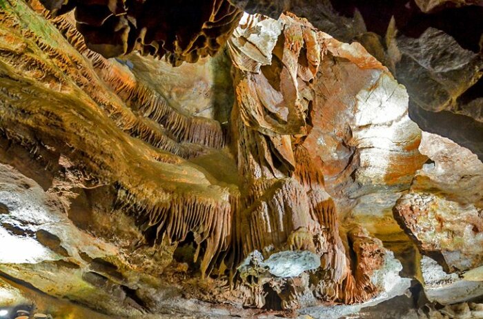 Свисающе-растущая красота пещерных образований Skyline Caverns (Front Royal, США). | Фото: planetware.com.
