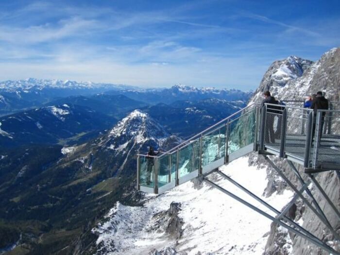 Видовая платформа из высокопрочного стекла и стали позволит заглянуть в пропасть и во всей красе увидеть австрийские Альпы (SkyWalk Bridge Dachstein, Австрия). 