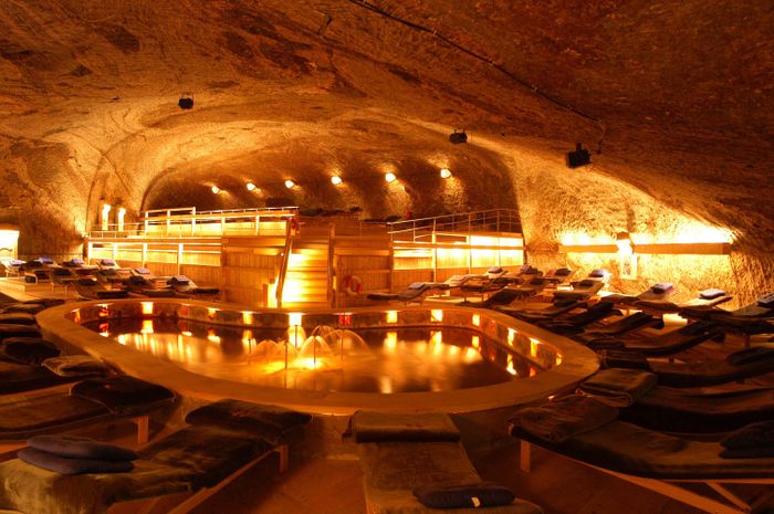 В одном из залов соляной шахты имеется оздоровительная комната (шахта Берхтесгаден, Бавария). | Фото: berchtesgaden.de.