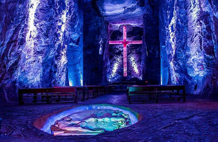 Несмотря на то, что католическая церковь не признает соляной собор, здесь проходят службы и можно помолиться в тишине (шахты Сипакиры, Колумбия). | Фото: ftpropertylistings.com.