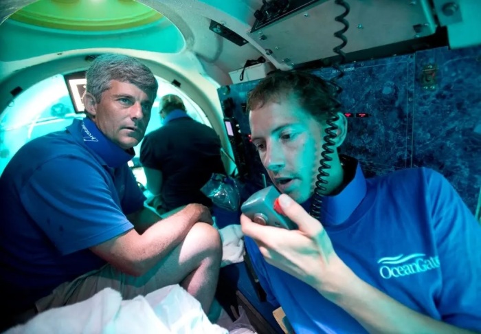 Стоктон Раш (слева) на одном из подводных аппаратов компании Antipodes (2013 г.). | Фото: © Вильфредо Ли/Ассошиэйтед Пресс.