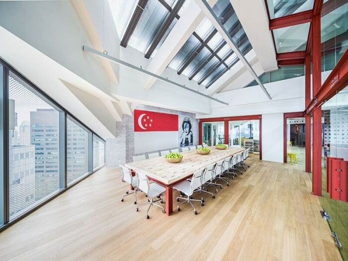 Яркий пример воплощения архитектурного вдохновения в организации офисных пространств (штаб-квартира Spencer Ogden в Сингапуре. | Фото: spencer-ogden.com.
