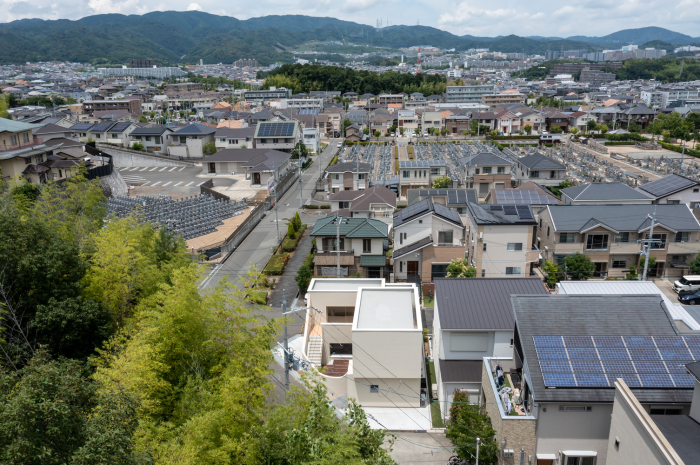 В тихом районе Осаки появился неординарный жилой дом, ярко выделяющийся на фоне городской застройки (Spline House, Япония). | Фото: designboom.com.