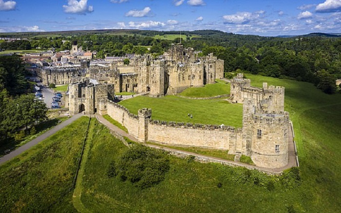 Средневековая крепость и замок Алник с высоты птичьего полета (Великобритания). | Фото: lundgrentours.com.